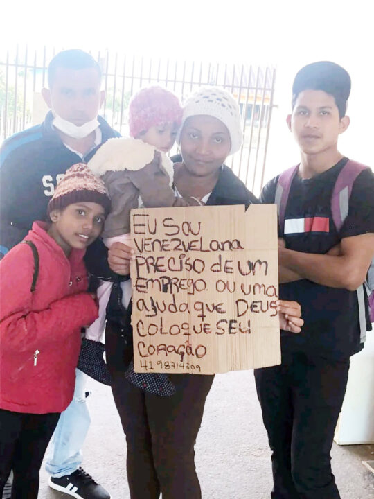 Venezuelana pede ajuda e emprego nos semáforos da cidade