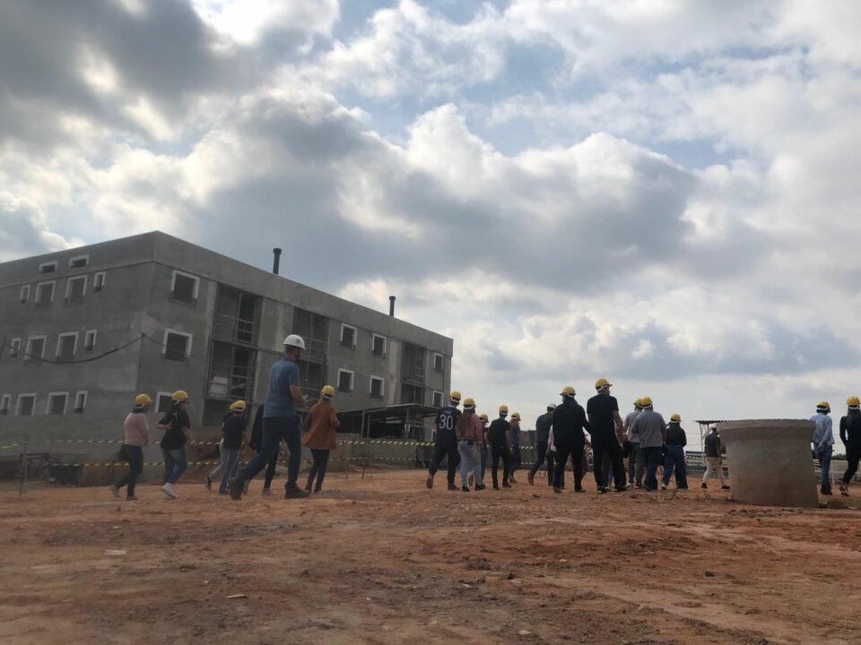 Futuros moradores do Residencial Serena visitam canteiro de obras e ficam impressionados