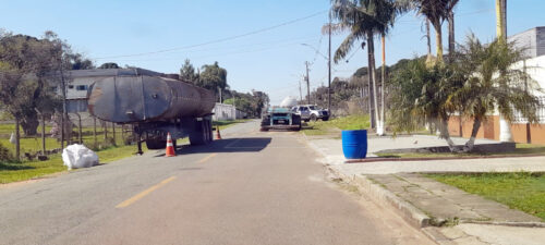 Moradores voltaram a reclamar de carretas estacionadas de forma irregular