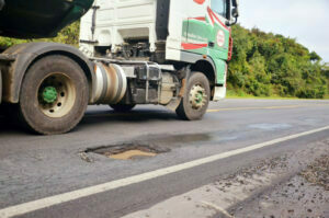 Motoristas reclamam de buracos na PR 423 e DER diz que a via vai receber “remendos”