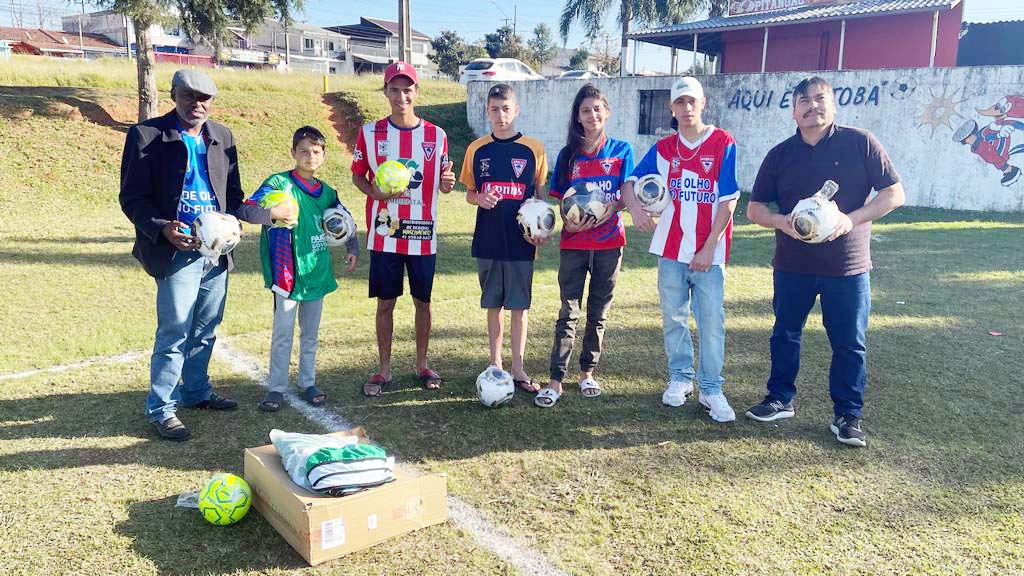 Projeto De Olho No Futuro recebe materiais esportivos da Paraná Esportes