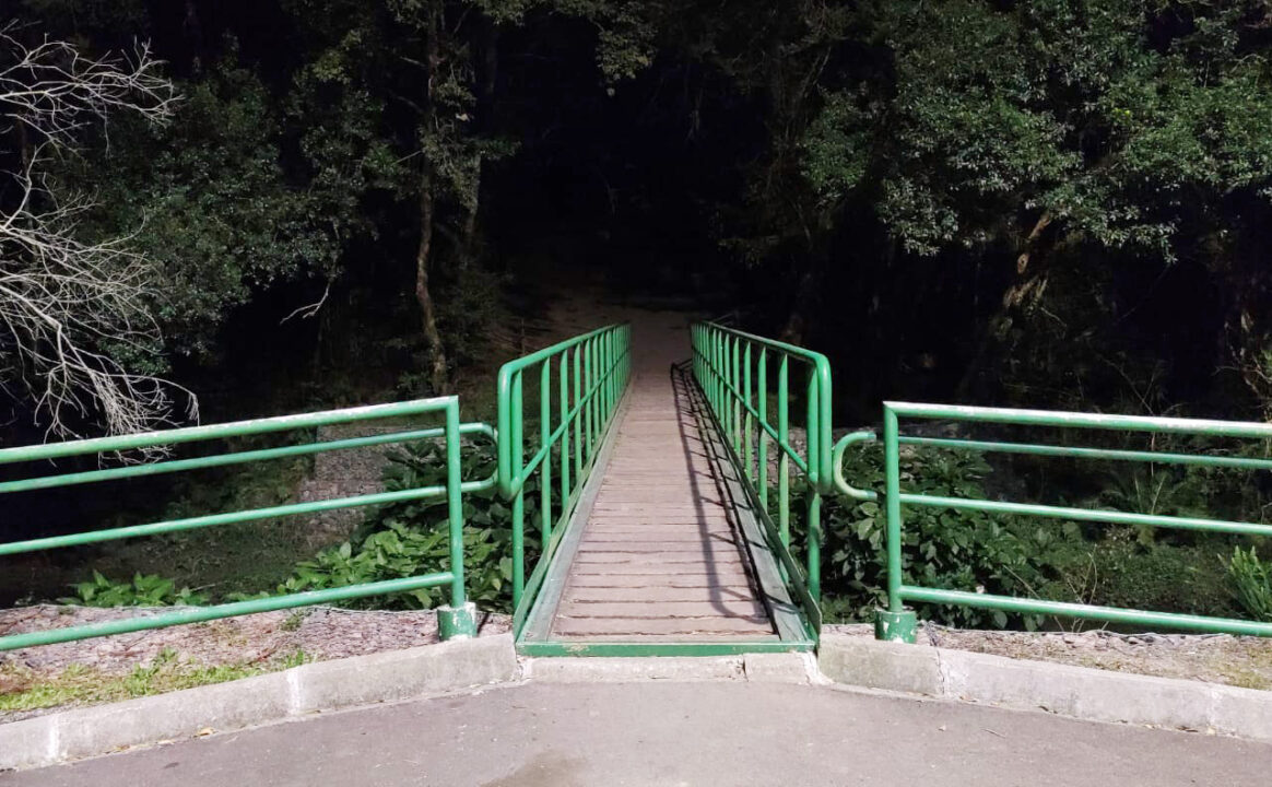 Moradores pedem mais iluminação na ponte sobre o lago no Parque Cachoeira