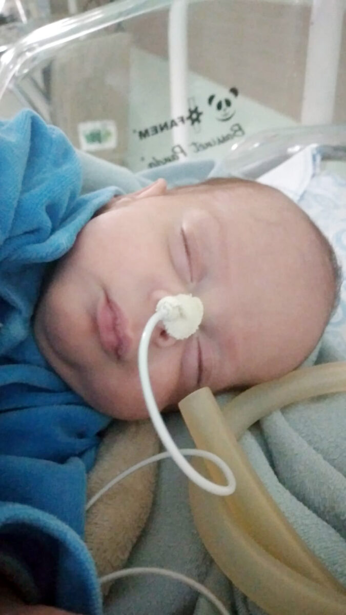 Família de bebezinho com doença pulmonar grave precisa de ajuda