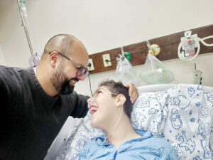 Pai faz rifas de carros antigos para manter tratamento do filho com paralisia cerebral