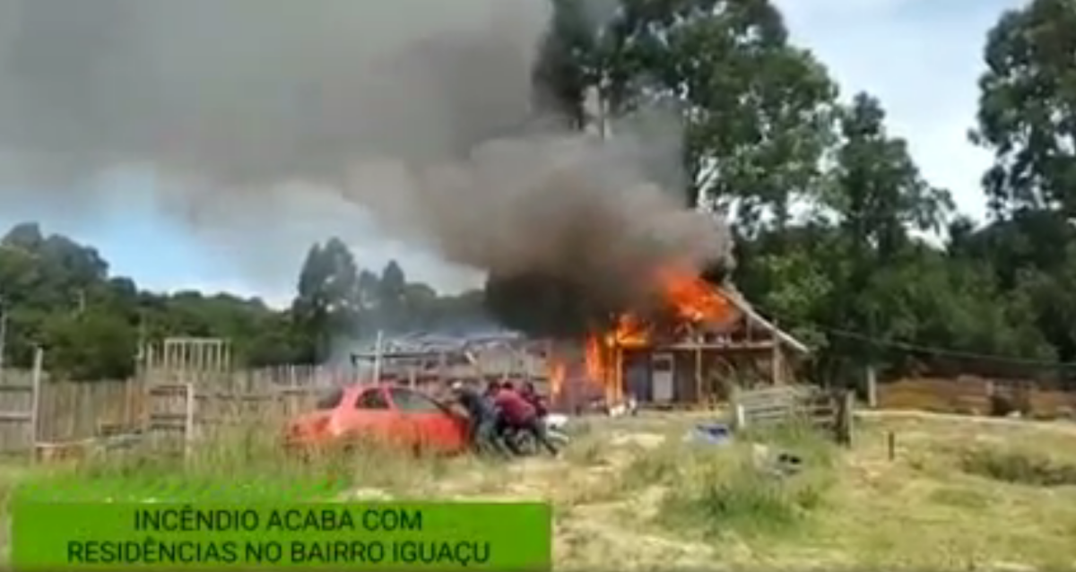 Incêndio destrói duas casas no bairro Iguaçu na tarde desta terça-feira, 25