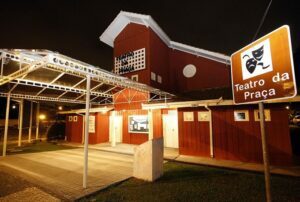 Teatro da Praça tem final de semana agitado com peça “Encanto” e stand up “Capy Comedy”
