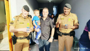 Policiais militares fazem surpresa de aniversário para garoto de 3 anos  