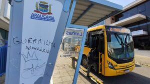 Passageiros relatam que paradas de ônibus viraram pontos de assalto