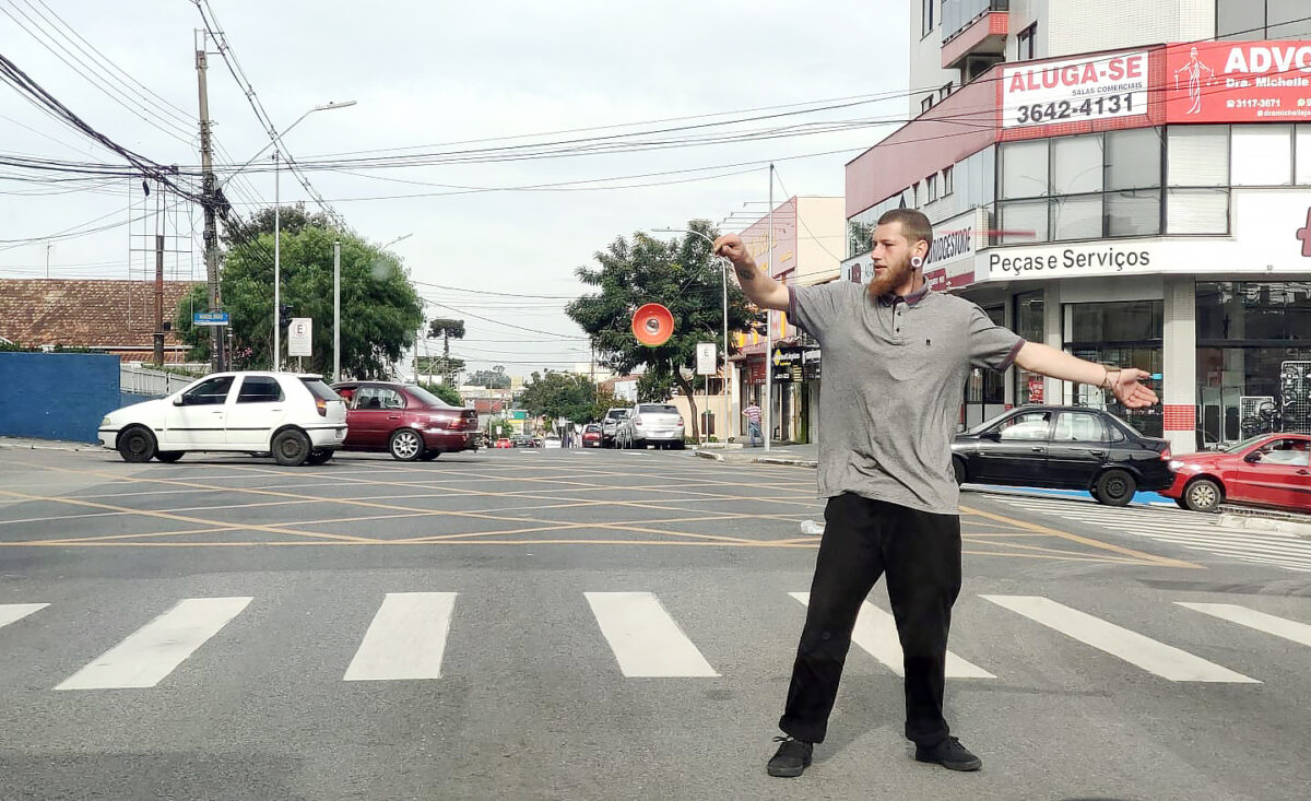 Artistas de rua transformam semáforos de Araucária em palcos