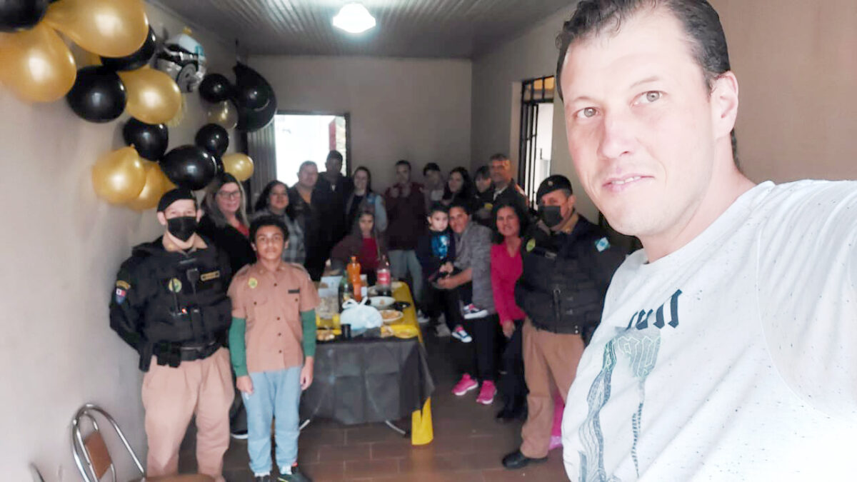 Policiais militares fazem surpresa para garoto de 10 anos no dia do seu aniversário