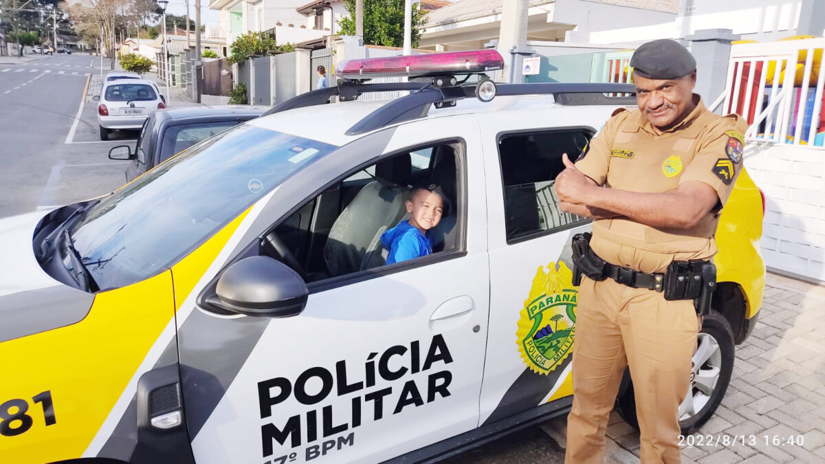 Policiais militares fazem surpresa de aniversário para garoto de 3 anos  