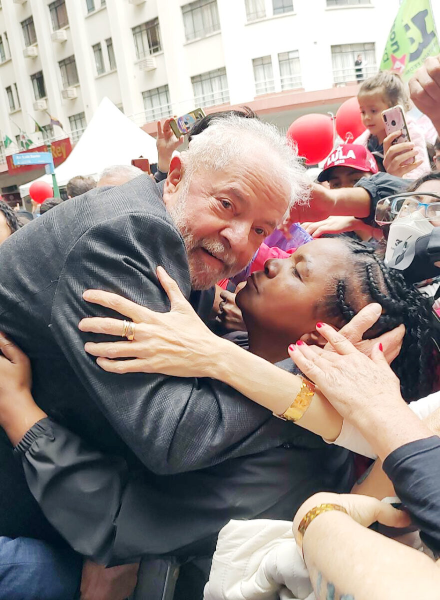 Foto de Tia Celina sendo beijada por Lula viraliza em Araucária