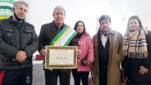 Autor araucariense recebe certificado de membro efetivo no Centro de Letras do Paraná