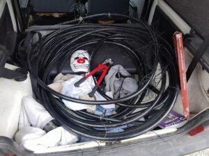 Trio é preso com veículo furtado, lotado de cabos de telefonia  também furtados