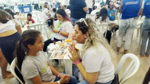 Crianças do Jardim Iguatemi e da comunidade Favorita se divertiram na “Hamburgada do Bem”