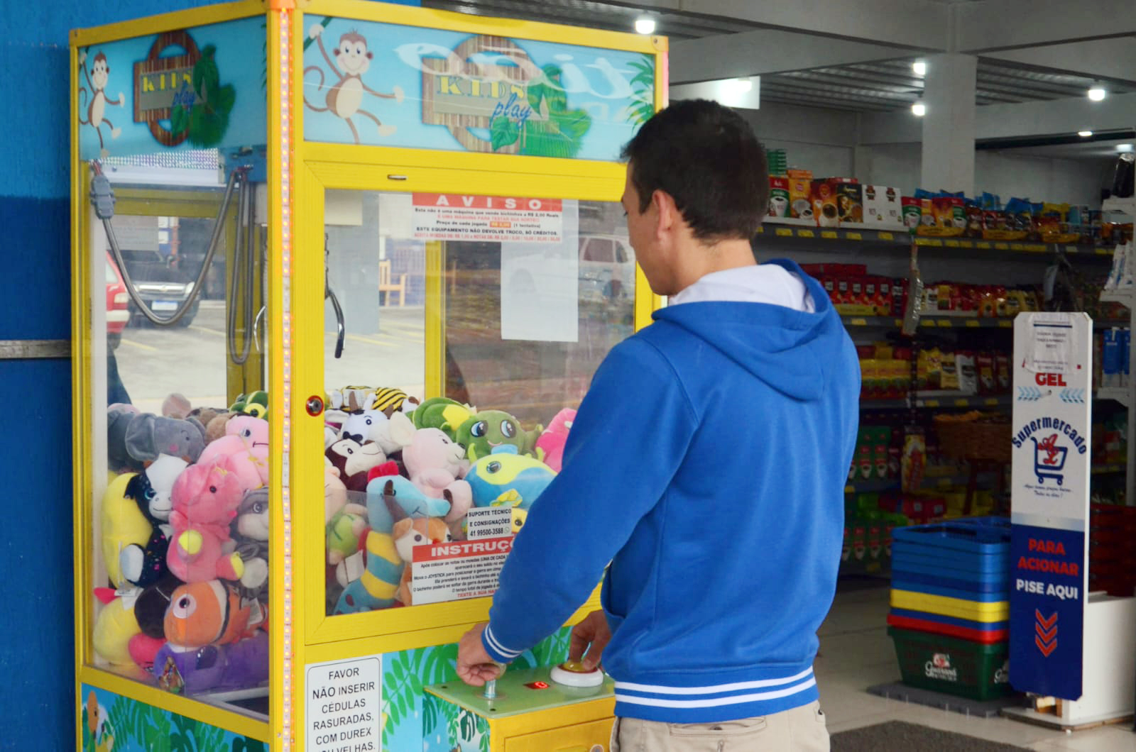 Menino entra em máquina de bichinhos de pelúcia em shopping do Rio