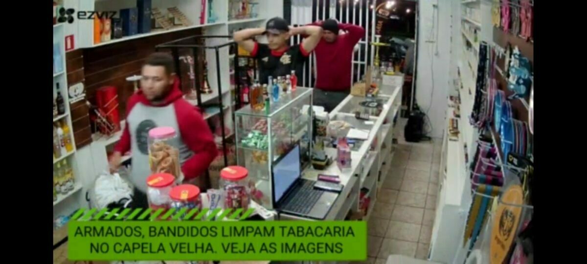 Bandidos rendem clientes e fazem a limpa em tabacaria no Capela Velha
