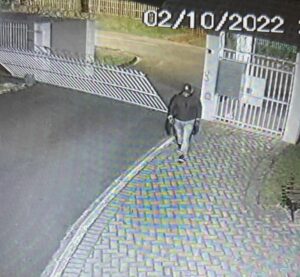 Ladrão invade condomínio no Tindiquera, rouba uma bicicleta e ação é flagrada por câmera de segurança