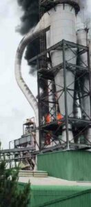 Fumaça preta saindo da caldeira da Berneck assustou araucarienses na manhã desta segunda-feira (31)