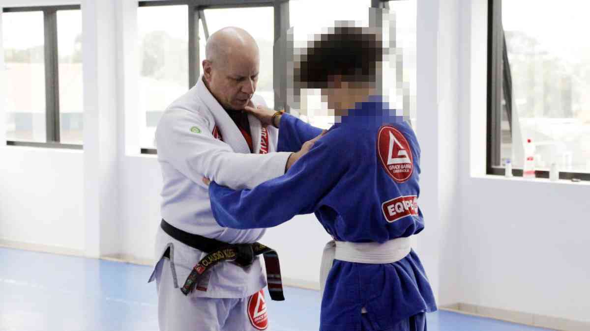Jovens em medidas socioeducativas participam de aulas de jiu-jitsu