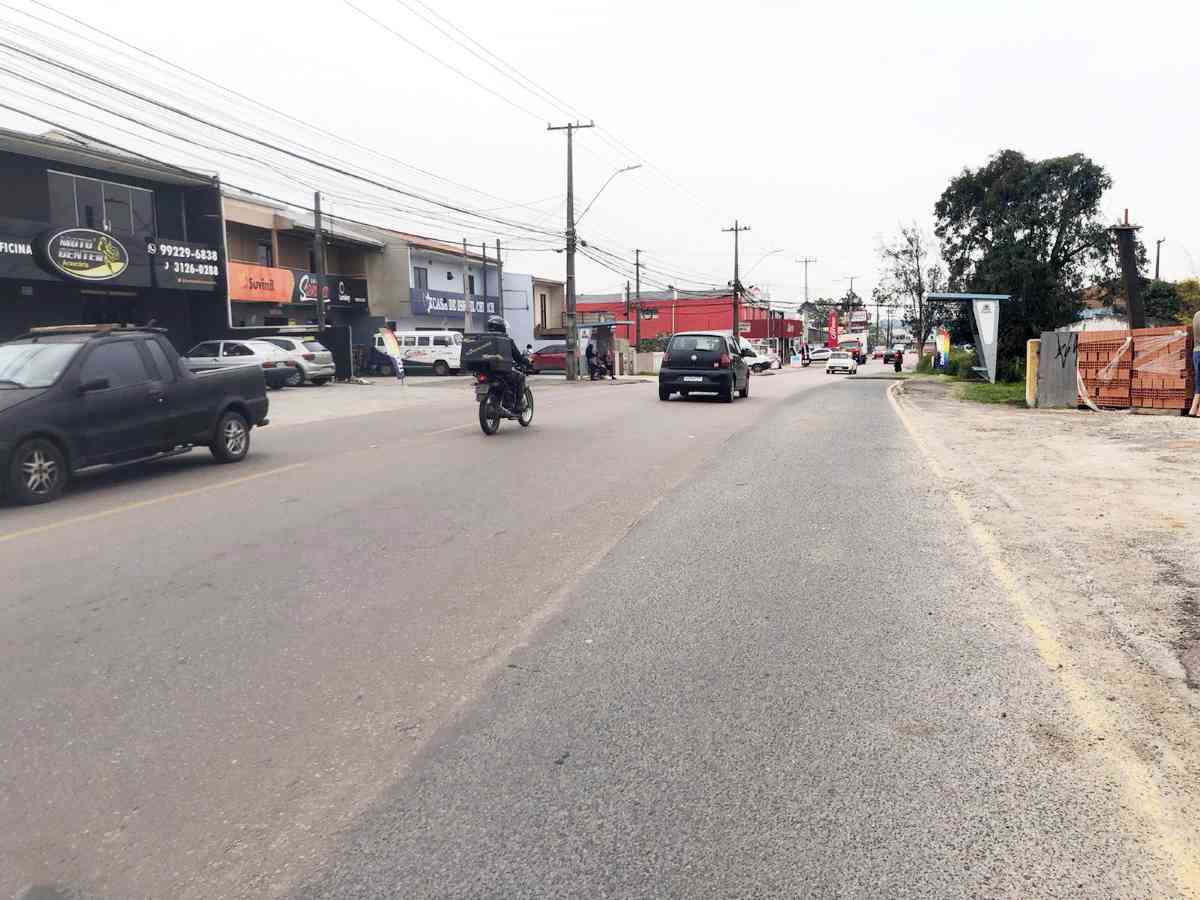 Rua larga e sem lombada dificulta travessia de pedestres no Capela Velha