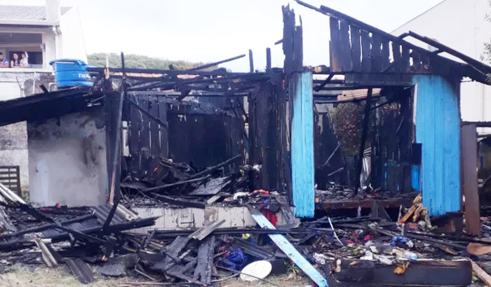 Família que perdeu tudo em incêndio precisa urgente de doações para reconstruir a vida