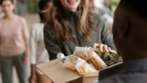 Doe alimentos durante o Natal Iluminado de Araucária