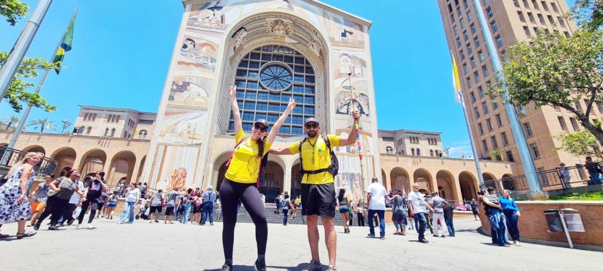 Movido pela devoção, casal araucariense caminha 318km até Aparecida do Norte