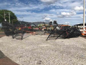 Estrutura de globo gigante desaba durante montagem na Praça da Bíblia