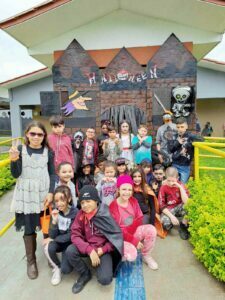 Alunos se divertem no Halloween da Escola Arlindo Druszcz
