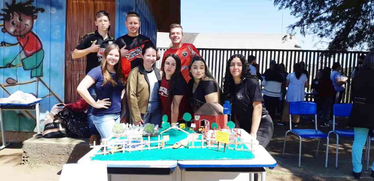 Estudantes do Ana Kava esbanjaram criatividade na Feira do Conhecimento