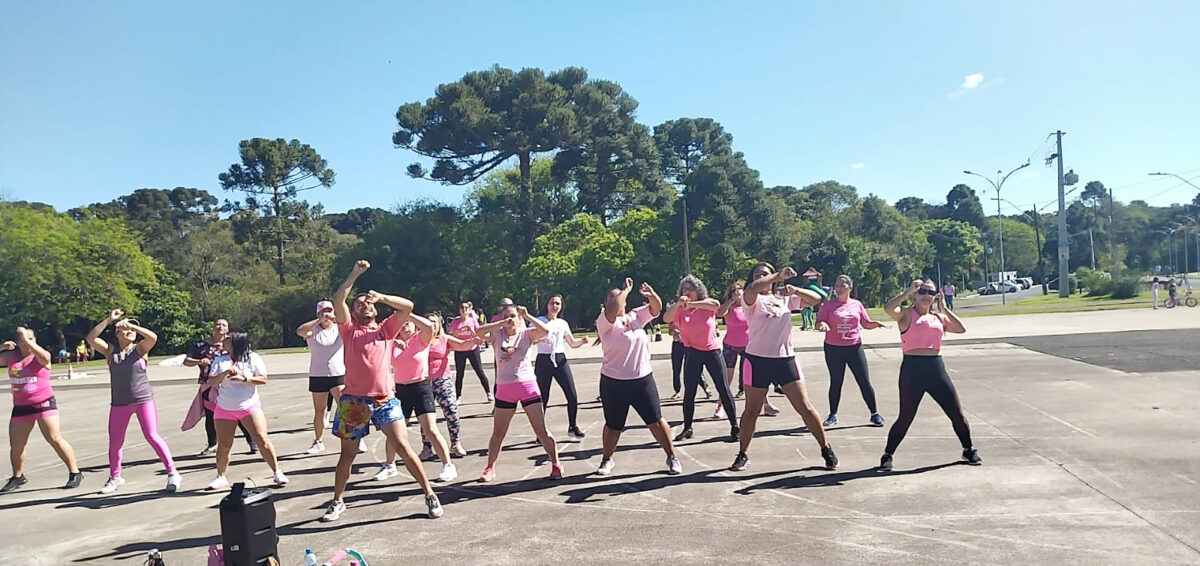 Professor de dança promove “aulão rosa” no Parque Cachoeira