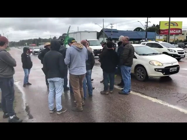 Manifestantes querem fechar BR476 novamente.