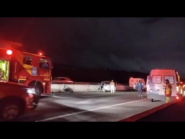 Grave acidente entre dois carros no viaduto acima do rio Iguaçu, sentido Contenda.