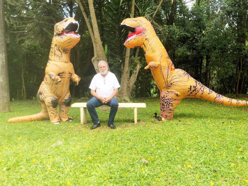 Notas Políticas - Três dinossauros pela cidade