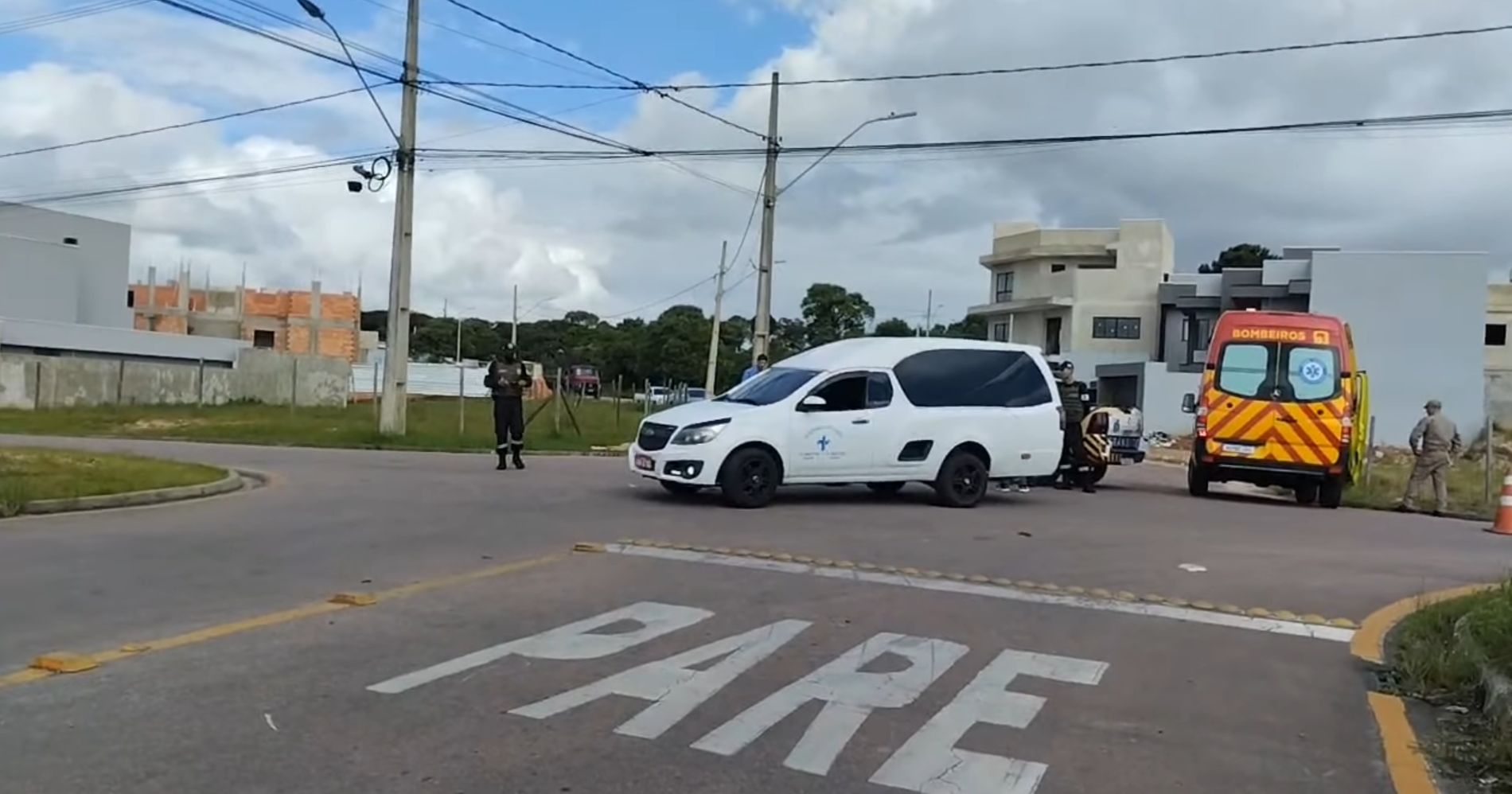 Acidente entre moto e automóvel na Rua Bertolino Pizato
