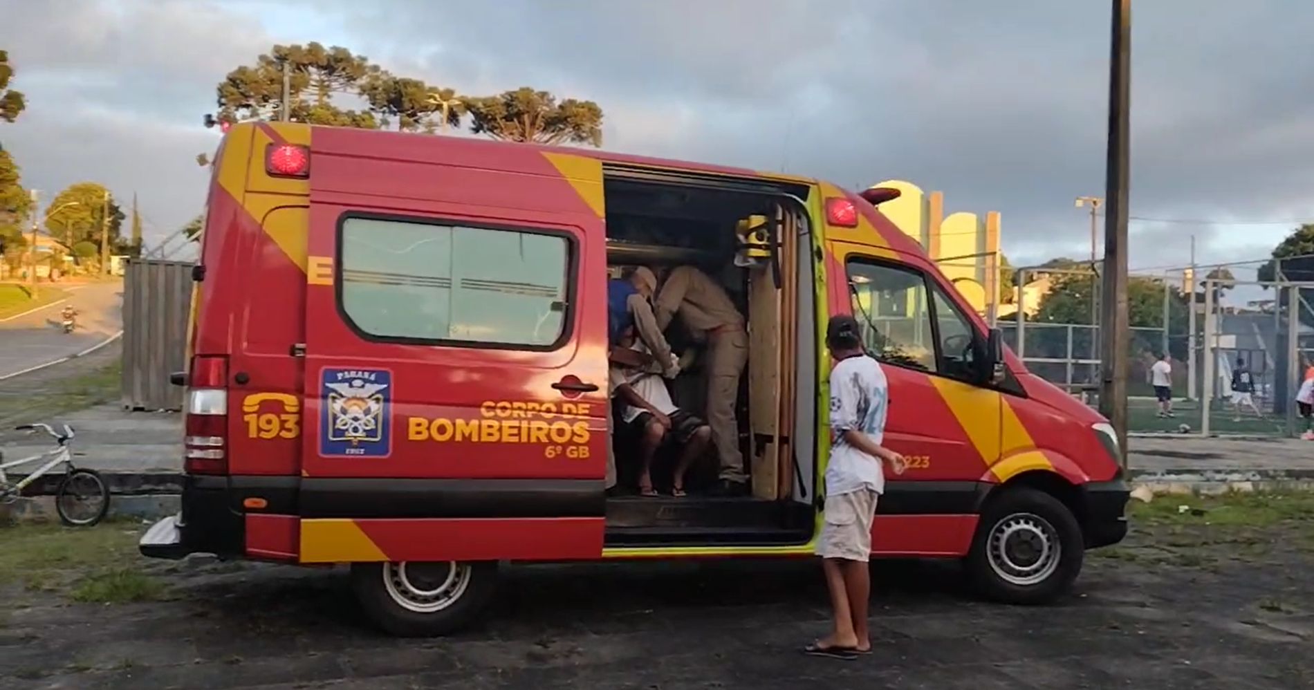 Acidente no campo de futebol: Garoto quebra o braço ao jogar bola