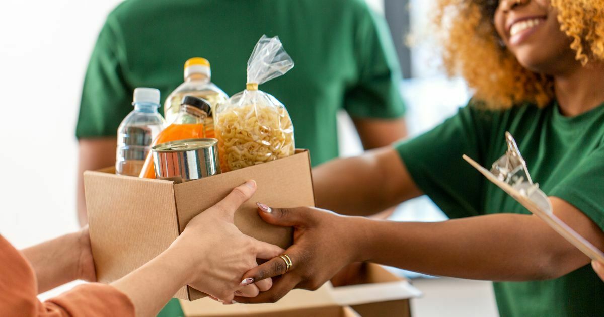 Assistência Social pede que pessoas que forem curtir os atrativos de Natal na Praça da Bíblia doem alimentos para ajudar famílias necessitadas