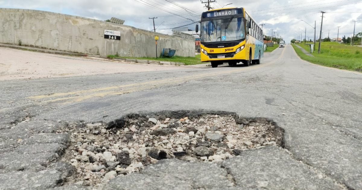 Buracos atrapalham passagem de motoristas e pedestres na Avenida dos Pinheirais