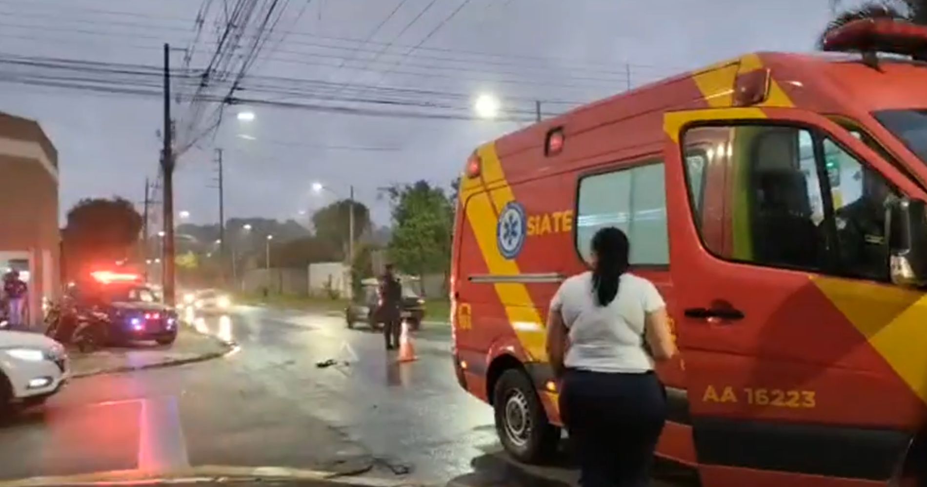 Carro atropela senhora na Rua Marcelino Jasinski