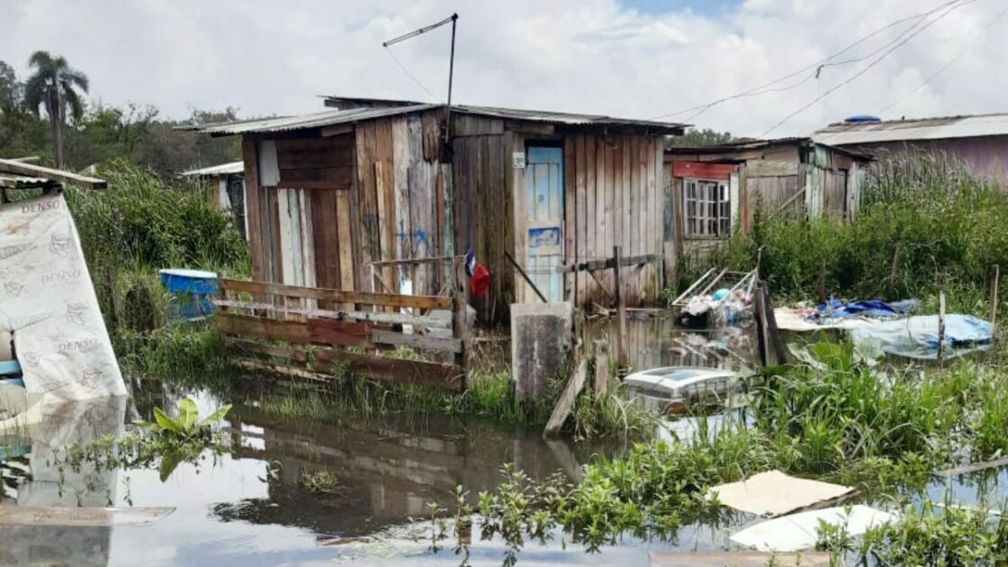 Chuvas fortes provocam inundações e quedas de árvores em Araucária