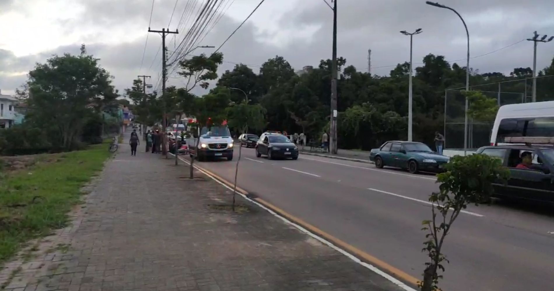 Dois acidentes com moto ocorreram em simultâneo na Avenida Archelau