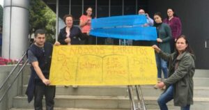Donos do CTI não pagam funcionários e eles fazem protesto