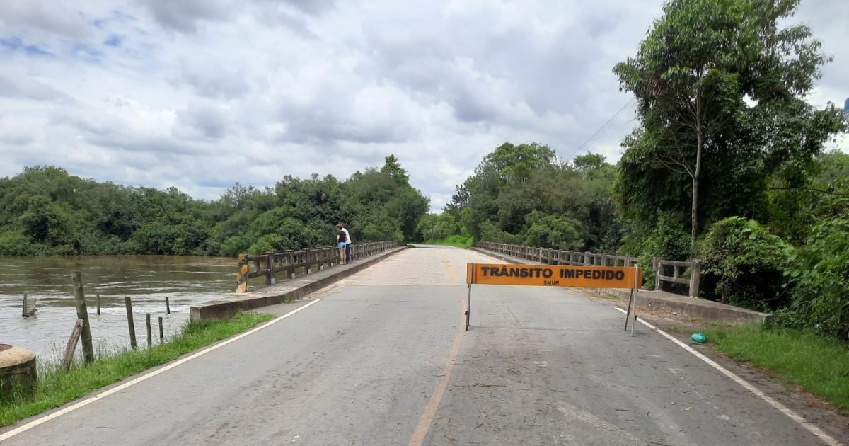 Estrada do Guajuvira segue interditada e aulas na escola e CMEI da região serão suspensas nesta 2ª feira