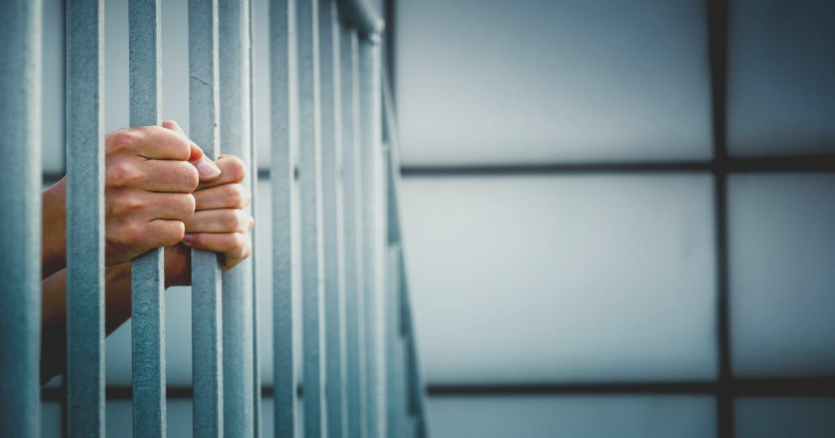 Deu saudade da prisão, né? Sujeito sai da cadeia num dia e volta no outro