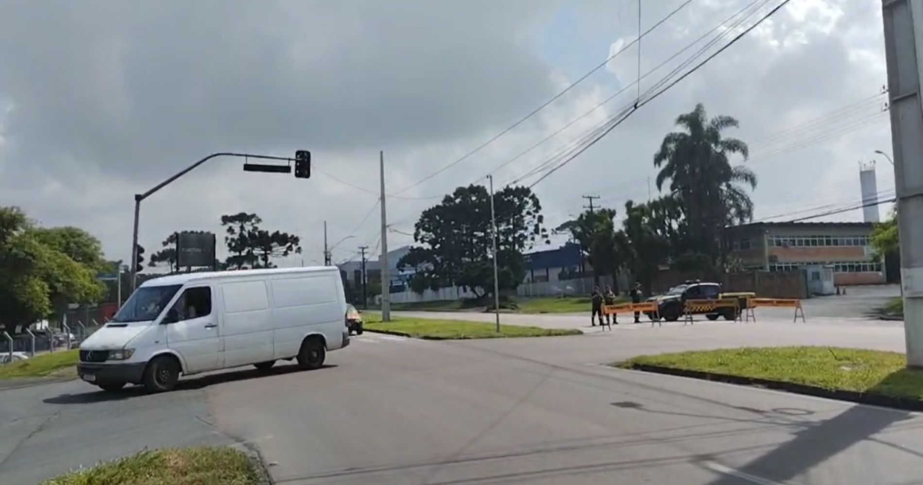 Avenida das Araucárias é bloqueada pela GM de trânsito para retirada de um poste