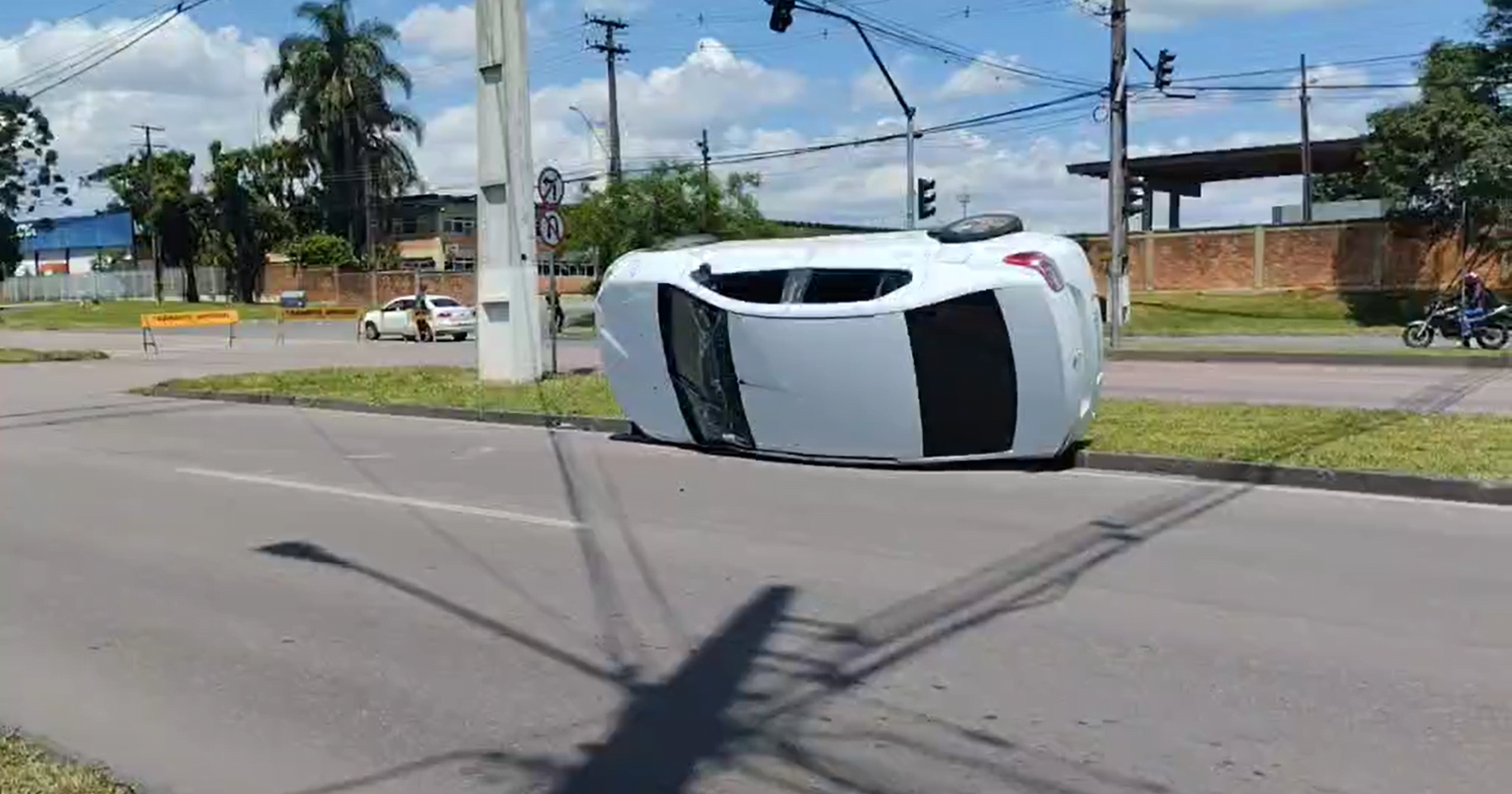 Carro capota na Avenida das Araucárias