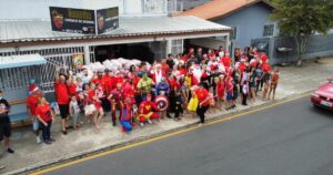 Grupo de amigos realiza carreata em comemoração ao Natal
