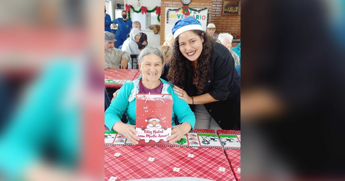 Idosos do Recanto das Araucárias se encantam com presentes doados por grupo de voluntárias
