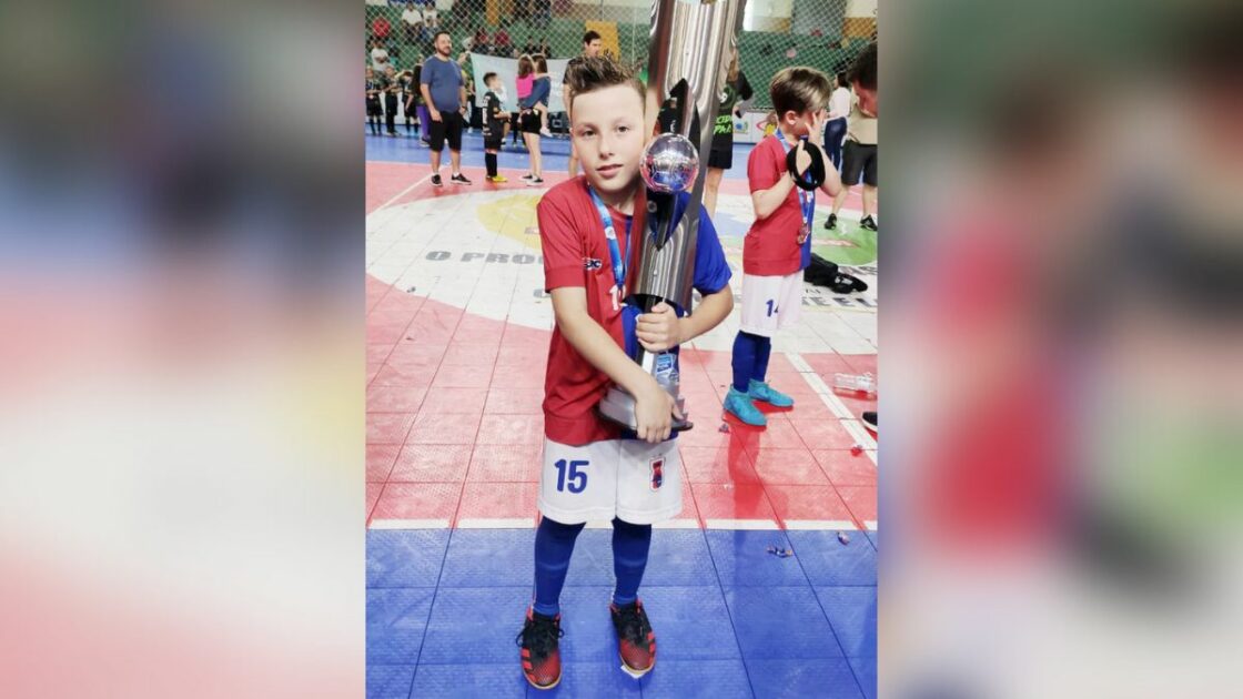 Jogador araucariense de 8 anos brilha como “gente grande” no futsal